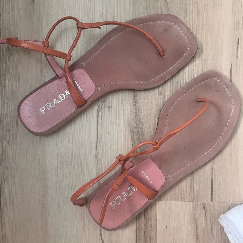 Prada leather sandal.
0.25" flat heel.
Thong strap.